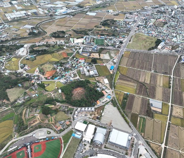 이번 조사로 확인된 봉분은 남북 길이 47.5m, 동서 53m, 높이 7.6m에 이르는 초대형 원형 봉토분으로, 가야권 내부에서 존재가 반복 검증된 최대규모라는 점은 고대 소가야의 정치·사회적 위상을 물증으로 보여준다. (사진=김기문 기자/경남도청)