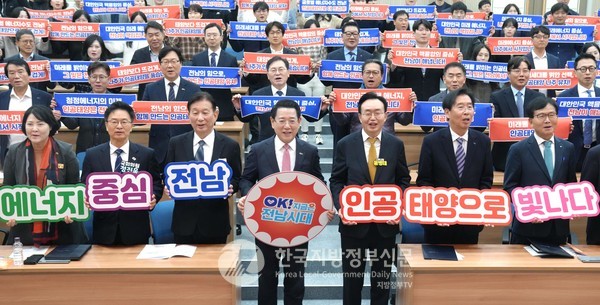 김영록 도지사(앞줄 왼쪽 네번째)와 윤병태 나주시장(앞줄 오른쪽 세번째)은 지난 10월 30일, 한국에너지공과대학교(KENTECH) 등 산·학·연 기관이 참여하는 ‘핵융합 인공태양 연구시설 유치위원회’를 공식 출범시키고 본격적인 유치 활동에 돌입했다.(사진=조용원 기자)