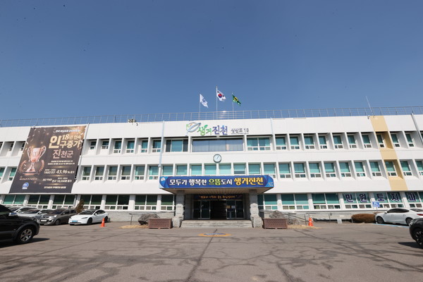 경남 통영시(시장 천영기)가 도남동 일대에서 추진한 대면적 산불예방 숲가꾸기 사업이 산림청 주관 2025년 ‘숲가꾸기 우수사업지 평가’에서 장려상으로 선정되면서, 경남도(도지사 박완수)가 전국 지방정부 가운데 유일하게 우수사업지 반열에 올랐다. (사진=박상대 기자/경남도청)