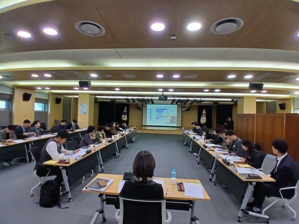 경남도(도지사 박완수)가  복지정보의 산재를 AI(인공지능)로 잇기 위해, 5일 도청에서 ‘생성형 AI기반 통합복지플랫폼 구축 용역’ 착수보고회를 열고 본격적인 사업 착수에 들어갔다. (사진=김미숙 기자/경남도청)