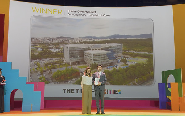 성남시는 최근 스페인 바르셀로나에서 열린 Smart City Expo World Congress에서 수여하는 ‘World Smart City Awards’의 모빌리티 부문 대상(Winner)을 차지했으며, 한국 도시로는 최초의 모빌리티 부문 대상 수상이라는 점에서 더욱 의미가 깊다. (사진=김기문 기자/성남시청)