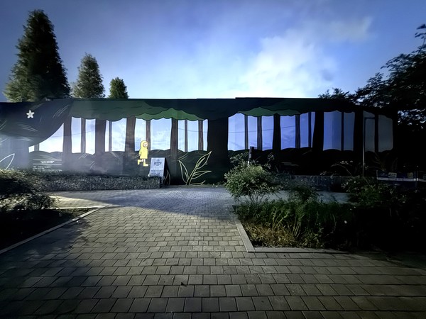 서울 서초구(구청장 전성수)가 도시 경관의 작은 규칙을 공공미학으로 바꾸는 도전으로, 공사장의 ‘임시적 위계’였던 가설울타리를 도시 경관의 새로운 캔버스로 바꾸는 전국 최초의 시도를 양재천변 2개소(양재천 빗물펌프장 공사장 및 양재천 근린공원 공영주차장 공사장)에 적용하면서, 단순한 미관 개선을 넘어 도심 야간경관의 패러다임 전환 가능성을 보여주었다. (사진=김기문 기자/서초구청)