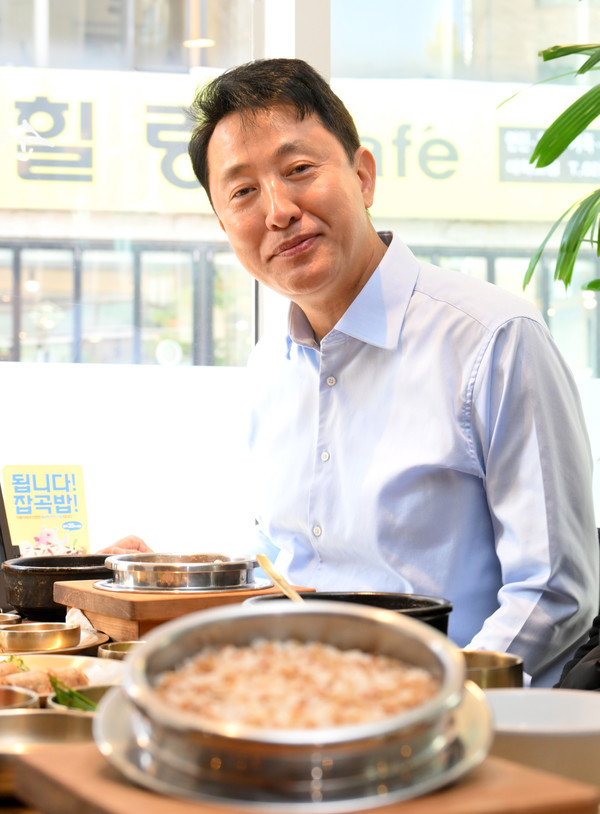 서울특별시(시장 오세훈)가 11일 정오, 종로구 동숭길 113번지에 위치한 ‘통쾌한 한끼’ 1호점으로 지정된 식당을 찾아 현판형 인증마크를 직접 부착하며 본격적인 현장 홍보와 확산 의지를 선언했다. (사진=김미숙 기자/서울시청)