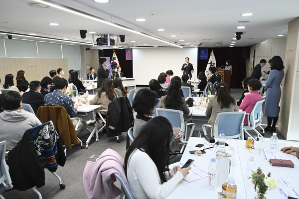 (경기 양주시(시장 강수현)가 ‘교육발전특구’라는 지역적 지위를 살려 선제적으로 시범모델을 운영함으로써 정책 확산의 통로를 확보하기 위해, 경기도교육청(교육감 임태희) 및 한국사회보장정보원과 공동으로 개발한 ‘유보통합 비용지원구조 일원화 시스템’을 최근 경기도교육청 북부청사에서 공개 시연했다. 사진=김미숙 기자/양주시청)