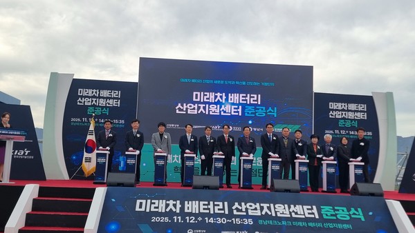 ‘미래자동차 배터리 산업지원센터’는 전기차 보급 확대로 증가하는 사용 후 배터리의 안전한 수집·평가·재사용을 촉진하는 ‘현장 허브’로 설계되어, 지역 중소기업과 스타트업이 재사용 배터리 기반의 E-모빌리티 제품을 신속하게 실증·사업화할 수 있는 기반을 제공한다는 점에서 즉각적인 산업적 파급력을 갖는다. (사진=김기문 기자/경남도청)