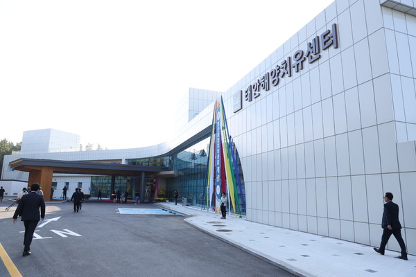 충남도와 태안군(군수 가세로)이 협력해 조성한 '태안 해양치유센터'는 앞으로 지역 일자리 창출, 웰니스 관광 활성화, 그리고 국민 건강 증진이라는 복합적 목표를 추구할 실증적 장으로서 작동할 전망이다.(사진=이상금 기자/충남도청)