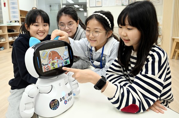 대전 유성구(구청장 정용래)가 정책 성과가 현장 만족으로 연결된 성과로, 전국 최초로 올해 추진한 방과후 스마트 돌봄 프로그램 ‘유성아이배움터’가 지방정부 주도의 공공 돌봄에 첨단 교육기술을 결합할 때 현장 만족과 참여 확산을 동시에 얻을 수 있다는 실증적 근거를 남겼다. (사진=김미숙 기자/유성구청)