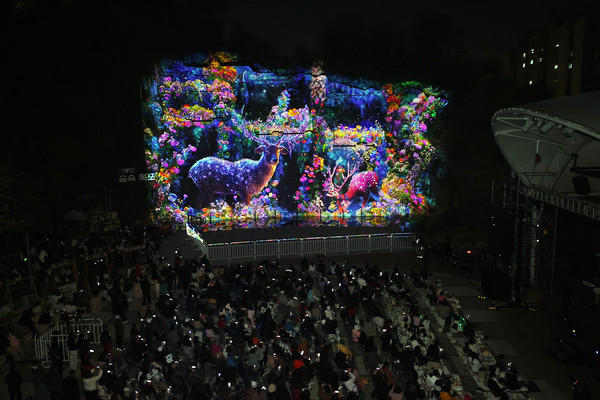 서울 동대문구(구청장 이필형)가 도심 속 공원에서 ‘사계절 상설 야간 문화공간’을 위한 전략적 결단으로, 배봉산 열린광장 숲속폭포 절벽을 무대로 서울 자치구 가운데 처음으로 연중무휴로 운영되는 상설 대형 미디어파사드를 도입해 도심 야간 문화의 판도를 바꾸려는 실험을 시작했다. (사진=박상대 기자/동대문구청)