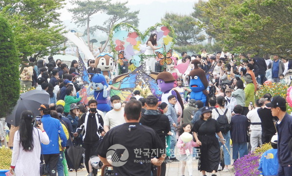전남도는 지방소멸위기에 대응하기 위한 전략으로 ‘생활인구 생생생 프로젝트’를 추진하기 위해 연결·유입·성장 부문의 3대 전략과 20개 핵심과제, 100대 세부과제를 제시했다. 함평나비축제.(사진=조용원 기자/전남도청)