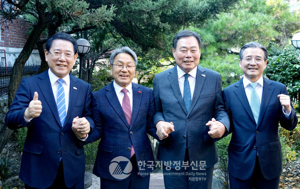 김용범 대통령실 정책실장(맨 오른쪽)과 강기정 광주시장(왼쪽 두번째), 김영록 전남도지사(맨 왼쪽), 김산 무안군수(오른쪽 두번째)가 19일 서울 용산에서 4자 사전협의를 갖고 광주 민간·군공항 통합이전 사업에 대한 정부 중재안에 대해 큰 틀에서 공감하고, 연내 광주시·전남도·무안군·기획재정부·국방부·국토교통부로 구성된 6자 협의체를 본격 가동하기로 했다.(사진=조용원 기자/광주시청)