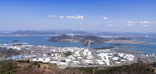 지난 5월1일 전국 최대규모의 석유화학 산업단지인 여수국가산단(사진)이 정부로부터 산업위기 선제대응 지역으로 지정된 데 이어, 광양제철소가 있는 광양시도 20일 선제대응 지역으로 지정되면서 전남도 제조산업의 새로운 활로가 모색되고 있다(사진=조용원 기자/여수시청)