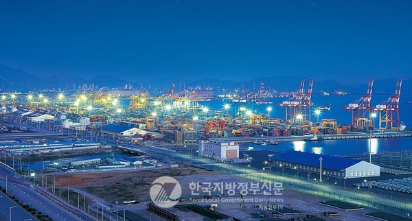 전남 광양시가 정부로부터 ‘산업위기 선제대응지역’으로 공식 지정되면서 국내 철강산업 전반이 직면한 구조적 위기에 국가 차원의 대응 체계가 본격화되고 있다. 광양제철소가 입지한 광양한 전경.(사진=조용원 기자/광양시청)