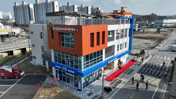 충남홍성지역자활센터는 지상 3층·지하 1층 규모로 조성되었으며 설립 목적은 지역 주민의 자립과 자활을 지원하고 일자리 창출 및 사회적 경제 기반 마련에 기여하는 것이다. (사진=김미숙 기자/홍성군청)