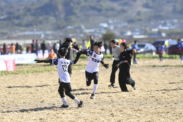 평사리들판 논두렁축구대회는 하동 고유의 경관·문학자원(박경리의 대하소설 『토지』의 배경으로 널리 알려진 평사리들판)과 결합해 단순한 스포츠 이벤트를 넘어 관광 체류와 지역 소비를 촉진하는 복합 콘텐츠로 작동했다. (사진=박상대 기자/하동군청)