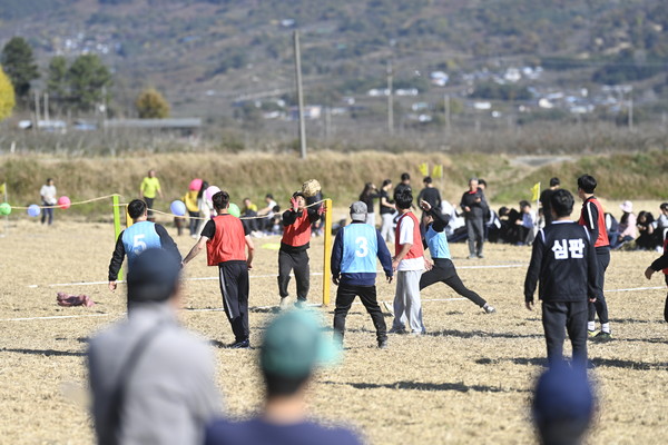 경남 하동군(군수 하승철) 평사리 들판을 배경으로 한 제5회 평사리들판 논두렁축구대회가 지역 고유 자원을 기반으로 한 ‘글로컬 축제’로서의 가능성을 다시금 확인시켰다. (사진=박상대 기자/하동군청)