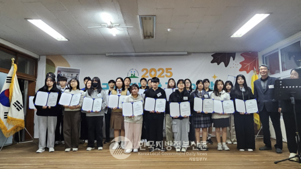 누리문화재단이 지난 20일 오후 6시 30분 재단 다목적강당에서 후원회원, 장학생, 텃밭 분양회원 등 200여 명이 참석한 가운데 지역사회 인재 육성과 나눔 활동을 되새기는 연례 행사인 ‘2025 누리가족의 밤’을 열고 광주광역시 관내 중·고등학생 24명과 광주소년원 학생 2명 등 총 26명에게 장학금 3천여만 원과 장학증서를 수여했다.(사진=조용원 기자/누리문화재단)